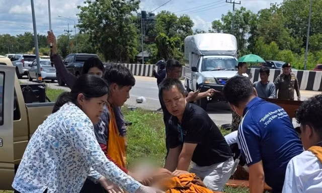 Thái Lan: Hành động bất ngờ của nữ y tá trong vụ bé trai lái xe đâm liên hoàn hàng chục nhà sư