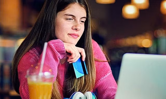 Gen Z có xu hướng ít dùng tiền mặt vì lo chi tiêu quá tay
