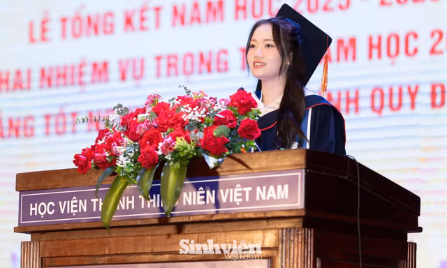 Thành tích 'khủng' của nữ Thủ khoa 'trường Đoàn': Đồng chủ biên sách chuyên khảo, giành giải thưởng khoa học cấp Bộ