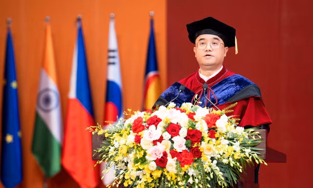 Bài học cuối cùng từ Hiệu trưởng Trường Đại học Kinh tế: 'Sự chính trực mới giúp các em giữ được niềm tin'