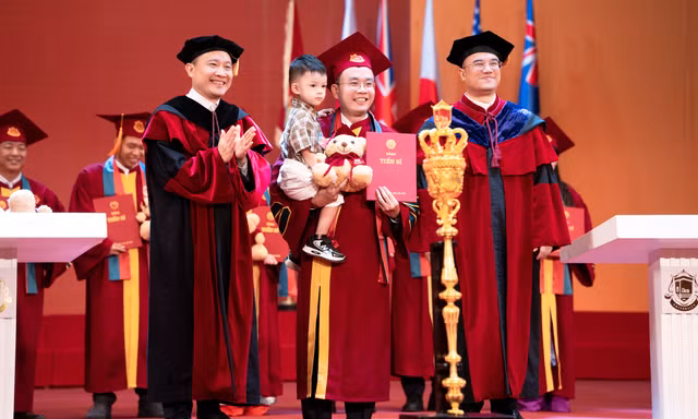 Trường Đại học Kinh tế - ĐHQGHN trao bằng tốt nghiệp năm 2026 cho gần 1700 tân cử nhân, tiến sĩ, thạc sĩ