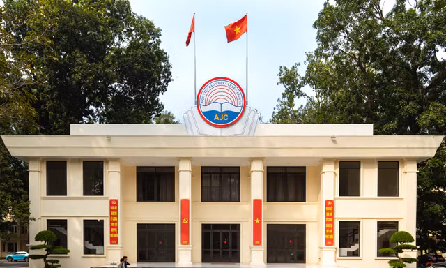 Trường đại học nhuộm sắc đỏ chào mừng Đại hội Đảng
