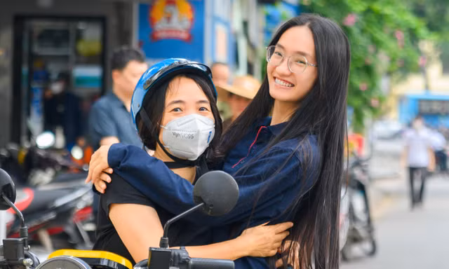 Phụ huynh ôm hôn, cổ vũ thí sinh bước vào ngày thi đầu tiên: 