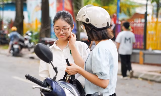 Phụ huynh ôm hôn, động viên sĩ tử Hà Nội bước vào ngày thi đầu tiên
