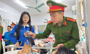 Thanh niên hỗ trợ bệnh nhân nội trú tham gia bầu cử