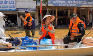 Chiến sĩ Cảnh sát cơ động hỗ trợ bà con vùng tâm lũ Thái Nguyên 