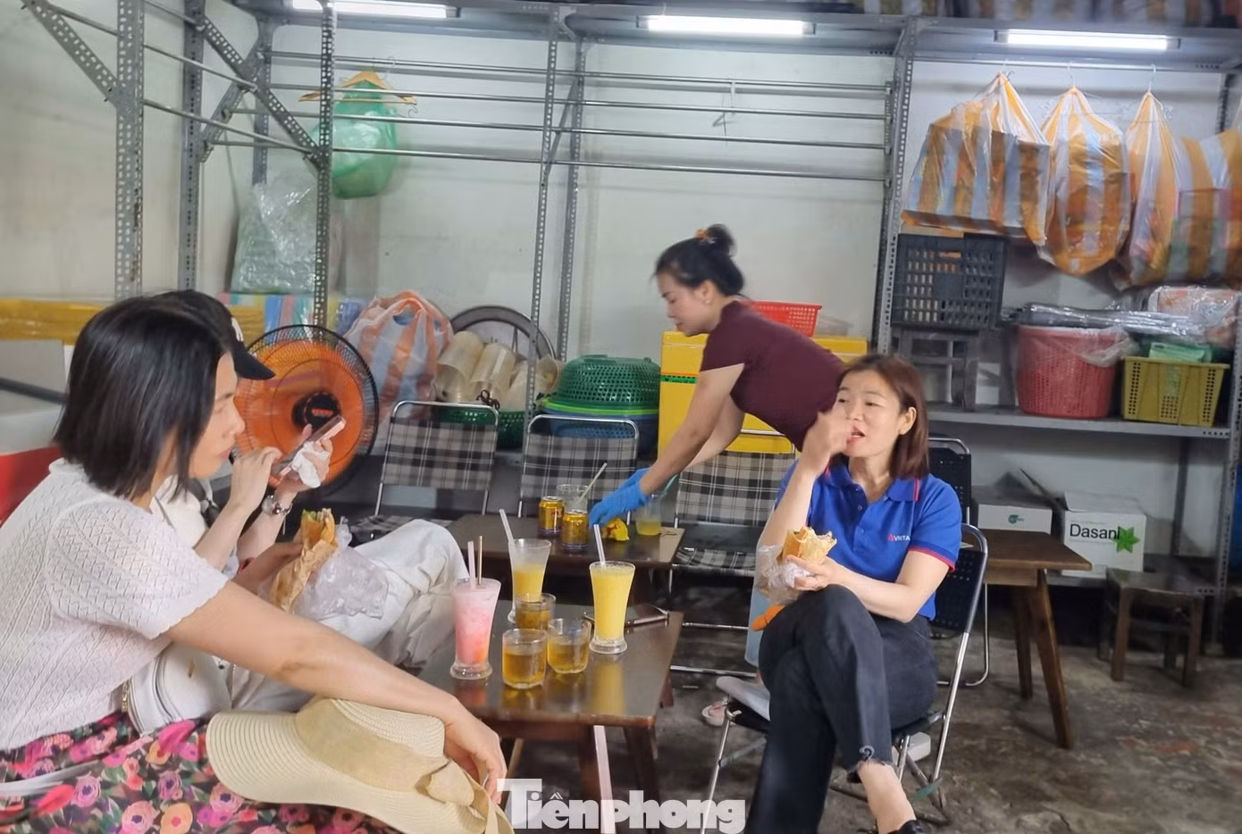 tp-chu-quan-doi-ban-vao-ben-trong.jpg