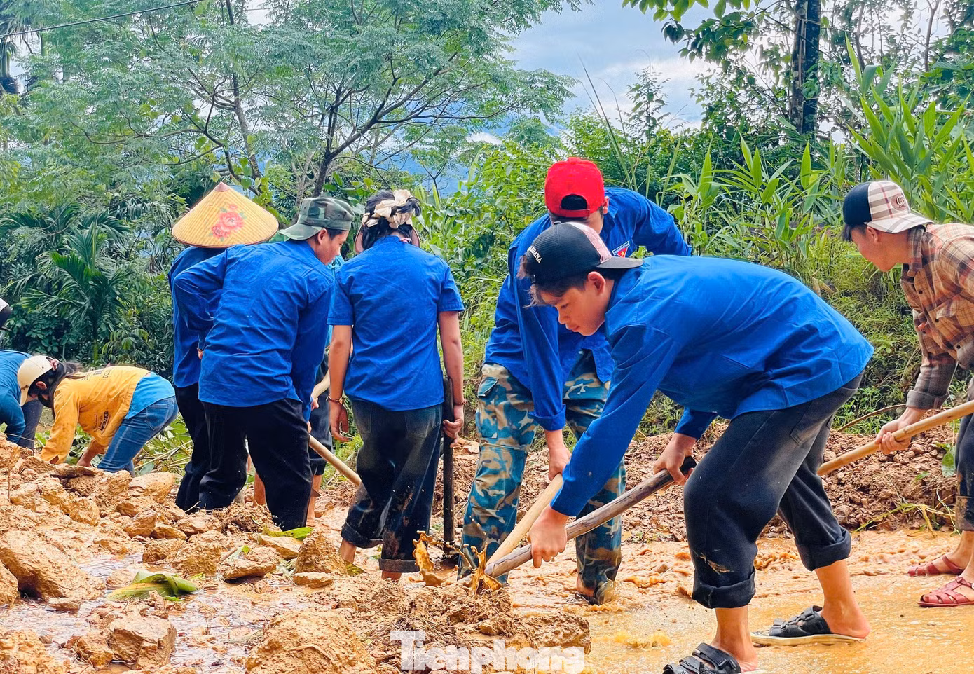 tp-ao-xanh-khac-phuc-sat-lo.jpg