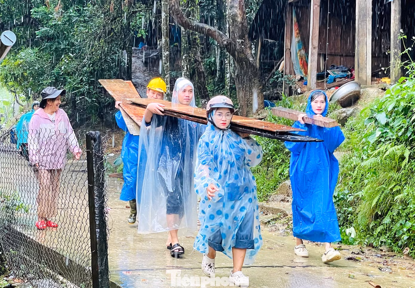 tp-ao-xanh-khac-phuc-hau-qua-mua-lu.jpg