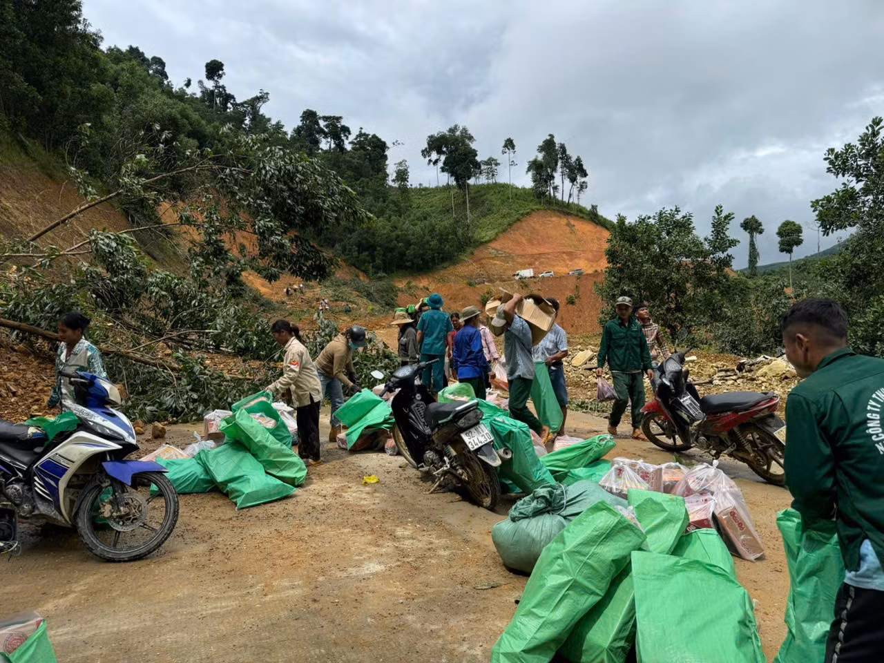 tiep-te-luong-thuc-noi-sat-lo-co-lap.jpg