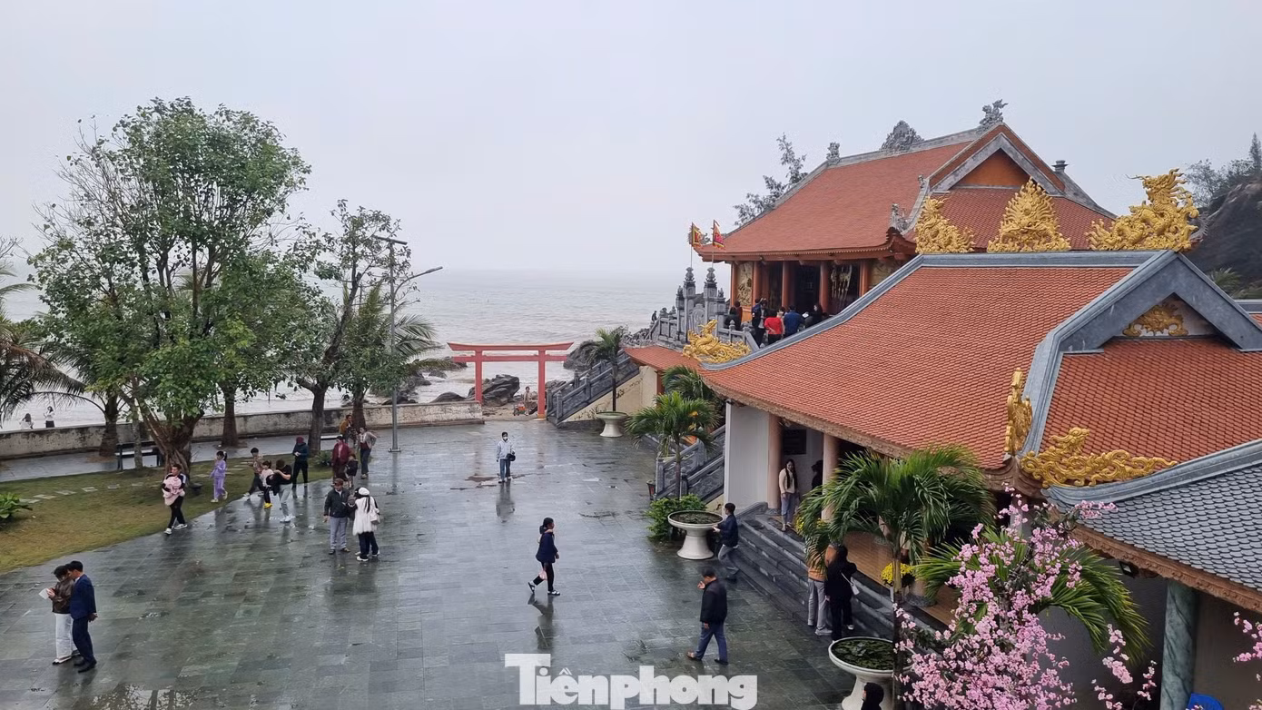 tp-du-khach-tham-quan-ngoi-chua-view-bien.jpg
