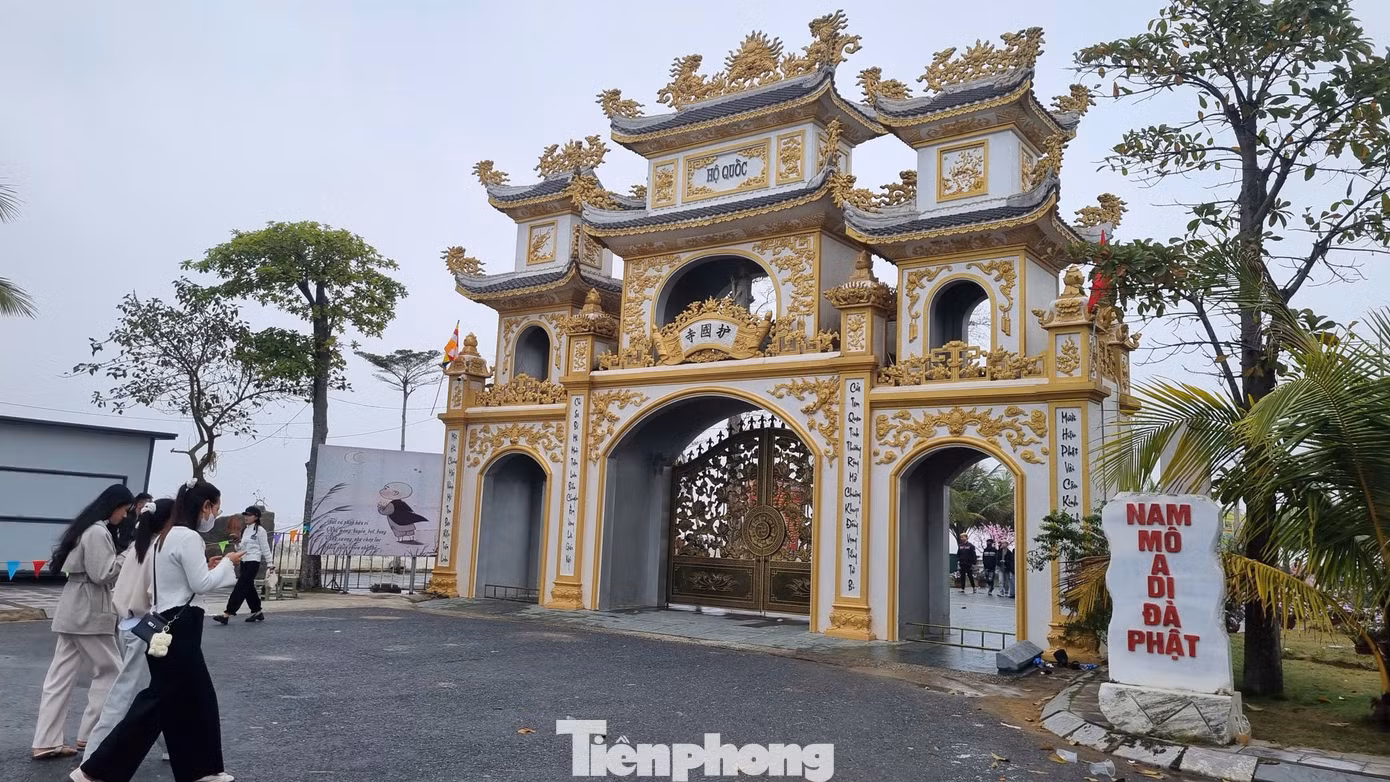 tp-du-khach-tham-quan-chua-but-thanh-hoa.jpg