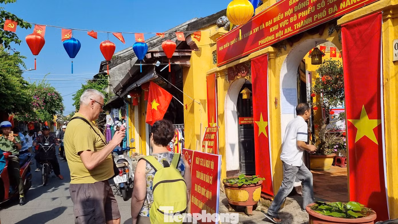 tp-du-khach-nuoc-ngoai-to-mo-truoc-diem-bo-phieu-giua-long-pho-co-hoi-an.jpg