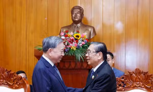 Các nguyên lãnh đạo Lào luôn quan tâm theo dõi sự phát triển của Việt Nam