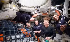 NASA công bố những bức ảnh đẹp ngỡ ngàng từ tàu Mặt trăng Artemis II