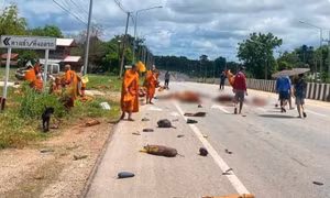 Thái Lan: Bé trai 11 tuổi lái xe lao vào đoàn hành hương, 26 nhà sư thương vong