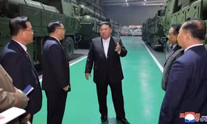 Chủ tịch Triều Tiên Kim Jong Un ca ngợi sự lợi hại của hệ thống tên lửa đa nòng mới