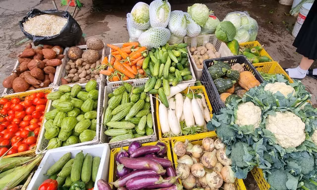 Lương sắp tăng, giá xăng dầu giảm, chi phí tiêu dùng ra sao?