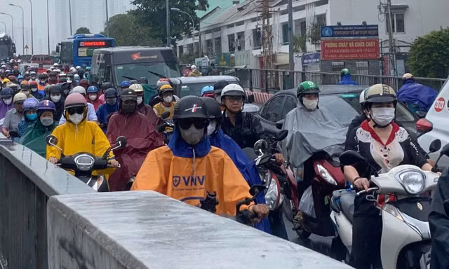 Dòng người đội mưa, nhích từng chút ở TPHCM