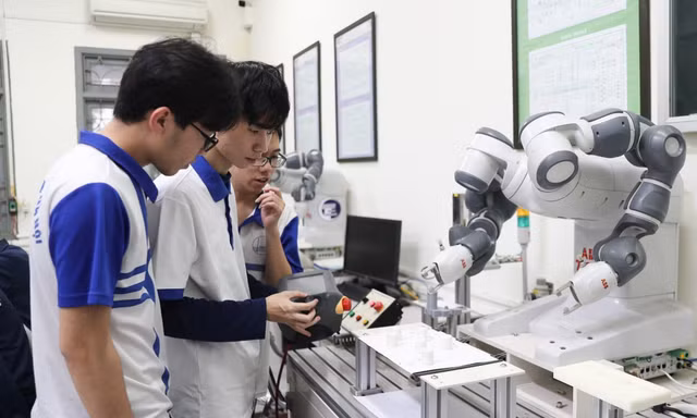 Sinh viên nhóm ngành vi mạch bán dẫn của Trường ĐH Công nghệ (ĐH Quốc gia Hà Nội) Ảnh: NTCC