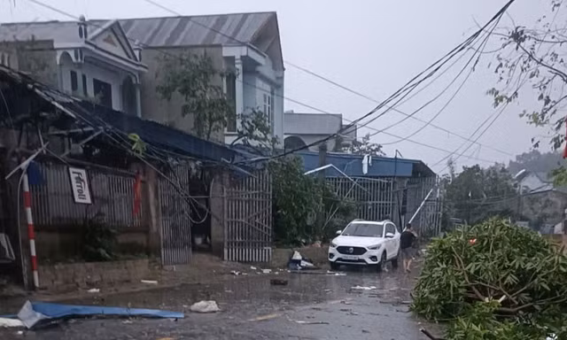 Nhiều nhà bị tốc mái, ô tô vỡ kính do mưa đá, giông lốc ở Thái Nguyên 