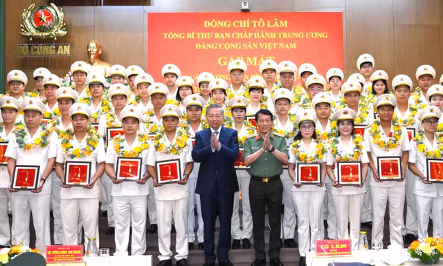 Tổng Bí thư Tô Lâm gặp mặt gương điển hình tiên tiến trong lực lượng Công an nhân dân.