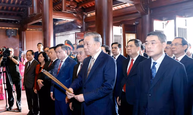 Tổng Bí thư Tô Lâm dâng hương tưởng niệm Chủ tịch Hồ Chí Minh tại Nghệ An