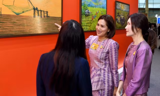 Người dân thành phố Phúc Châu, tỉnh Phúc Kiến, Trung Quốc cùng bạn bè quốc tế thưởng thức tranh, ảnh các nước ASEAN Ảnh: Xinhua 