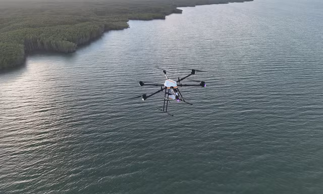 Lần đầu tiên triển khai UAV giao hàng vượt biển ở TPHCM