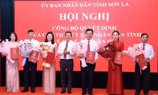 Công bố các quyết định của Chủ tịch UBND tỉnh Sơn La về công tác cán bộ