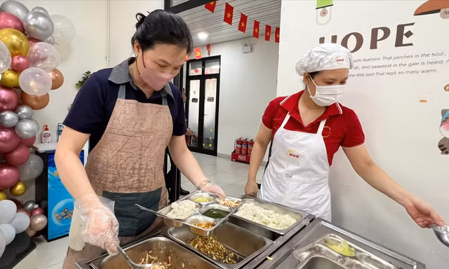 Phụ huynh học sinh cho rằng, cần tăng cường giám sát chất lượng bữa ăn bán trú và quy trách nhiệm cụ thể nếu có sự cố xảy ra 