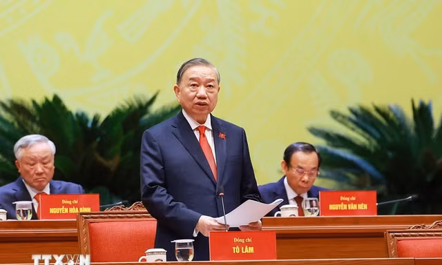 Các lãnh đạo Đảng và Nhà nước bỏ phiếu bầu Ban Chấp hành Trung ương khóa XIV.