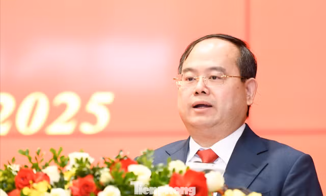 Triển khai quyết định của Bộ Chính trị về công tác cán bộ tại Quảng Ninh