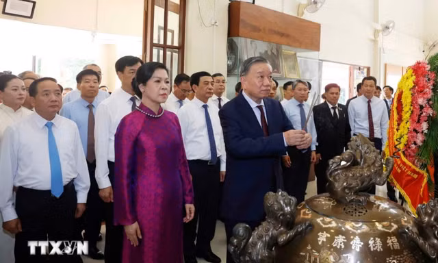 Tổng Bí thư, Chủ tịch nước dâng hương tưởng niệm Chủ tịch Hồ Chí Minh tại Thái Lan