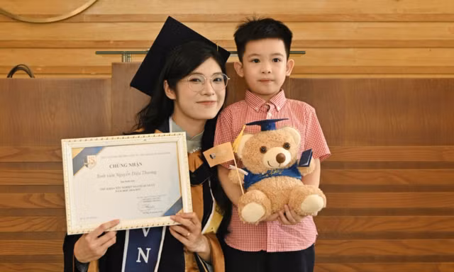 Với Thương, việc người mẹ vẫn đang nỗ lực mỗi ngày để tiến về phía trước chính là cách tốt nhất để dạy con về sự kiên trì và tinh thần không ngừng học hỏi.