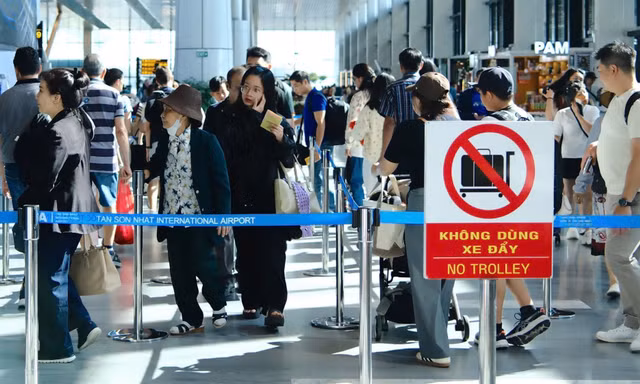Lượng khách kỷ lục đổ về sân bay Tân Sơn Nhất Tết Dương lịch 