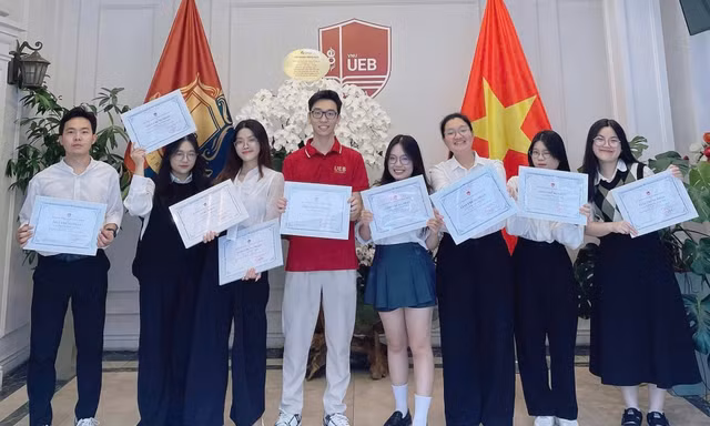 Thu cùng các sinh viên Khoa Tài chính – Ngân hàng nhận danh hiệu “Gương mặt trẻ tiêu biểu” cấp cơ sở.