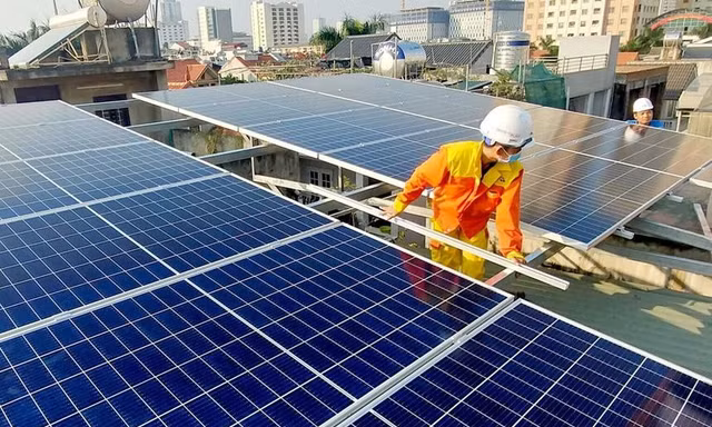 Làn sóng lắp điện mặt trời mái nhà tăng mạnh 