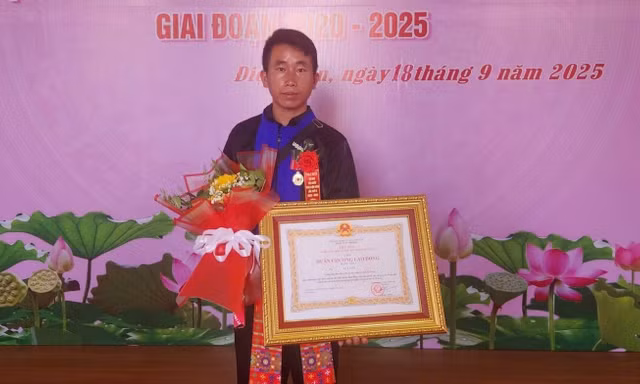 Tặng Huân chương Lao động hạng Nhất cho Trưởng bản Mùa A Thi cứu 90 người