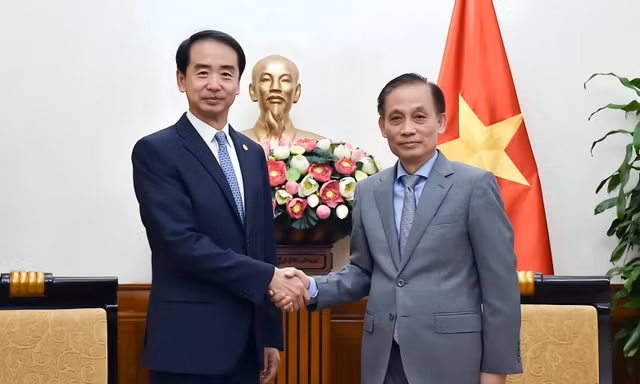 Bí thư Trung ương Đảng, Bộ trưởng Ngoại giao Lê Hoài Trung tiếp Đại sứ Trung Quốc tại Việt Nam Hà Vĩ, ngày 11/9/2025 Ảnh: Báo TGVN 