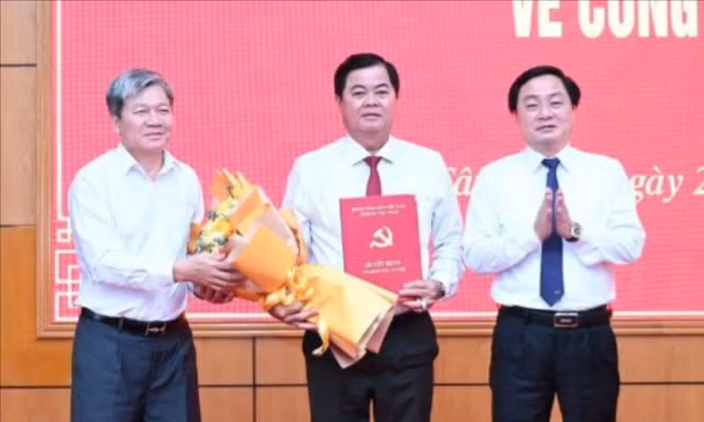 Công bố quyết định của Ban Bí thư Trung ương Đảng về công tác cán bộ 