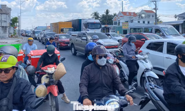 Người dân ùn ùn quay trở lại TPHCM chiều mùng 4 Tết, quốc lộ, cao tốc chật kín phương tiện