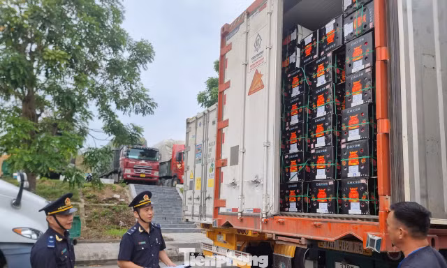 Giao thương thuận lợi, cửa khẩu tất bật xuyên Tết Dương lịch 