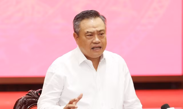 Nhiều công viên, vườn hoa ở Hà Nội chưa được ký hợp đồng duy trì nên cỏ dại mọc đầy, xuống cấp