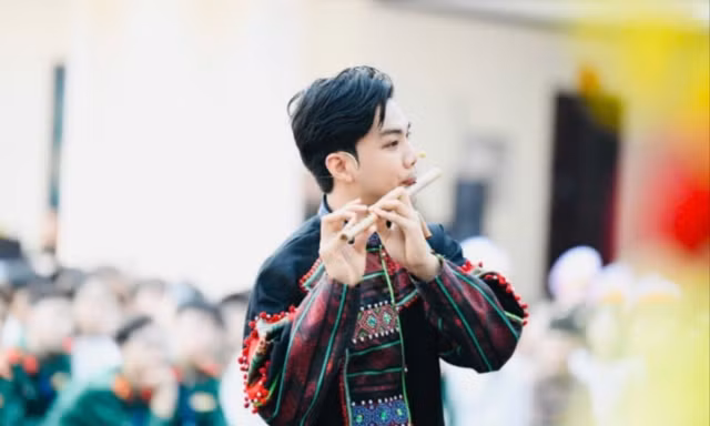 Đức Toản biểu diễn trong lễ khai giảng tại trường sau 4 năm quay trở lại.
