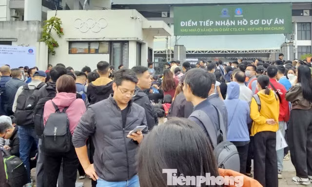 Hàng trăm người xếp hàng mua nhà xã hội thuộc khu Kim Chung, Hà Nộiảnh: Phan Thiên