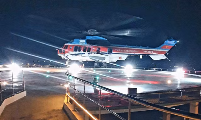 Tổ bay Binh đoàn 18 xuyên đêm cấp cứu ngư dân từ Trường Sa về đất liền