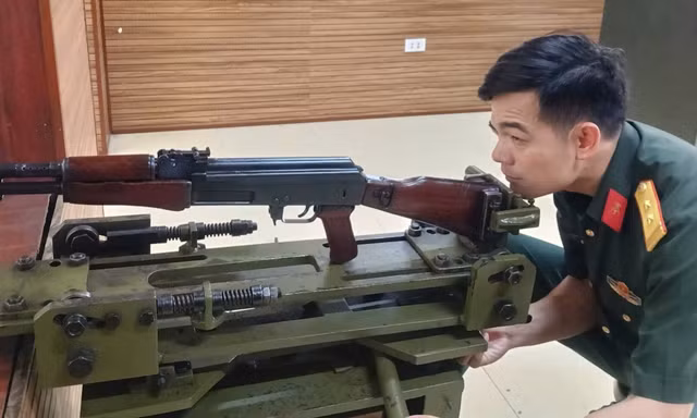 Trung tá Lê Văn Nguyên thao tác với thiết bị kiểm tra, hiệu chỉnh sơ bộ đường ngắm súng bộ binh ẢNH: PV