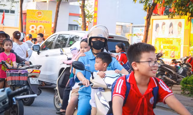 Miễn học phí và hỗ trợ bữa ăn bán trú cho học sinh tiểu học được đánh giá là chính sách nhân văn, giúp giảm áp lực tài chính cho nhiều gia đình nuôi con nhỏ ở Hà NộiẢnh: Phùng Linh
