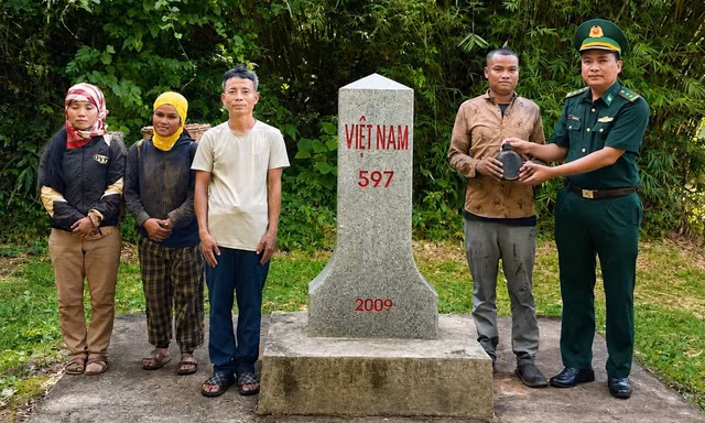 Tiếp nhận di vật và thông tin nghi khu mộ tập thể Bộ đội Trường Sơn